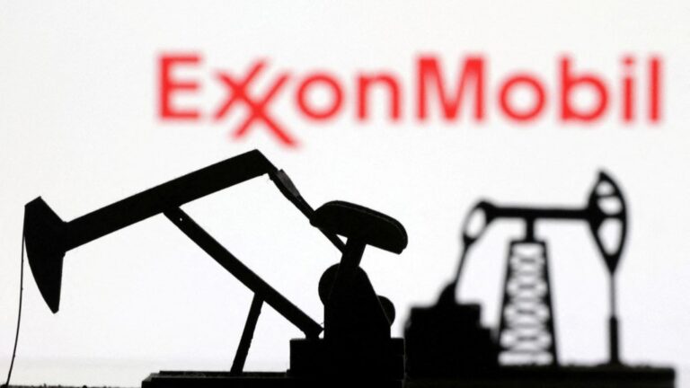 Americký ropný gigant Exxon Mobil prekonal odhady ziskov za štvrtý štvrťrok, keď vykázala zisk na akciu 2,48 USD. Tržby aj zisk však medziročne klesli. Akcie ropnej spoločnosti si pripísali 0,6 %