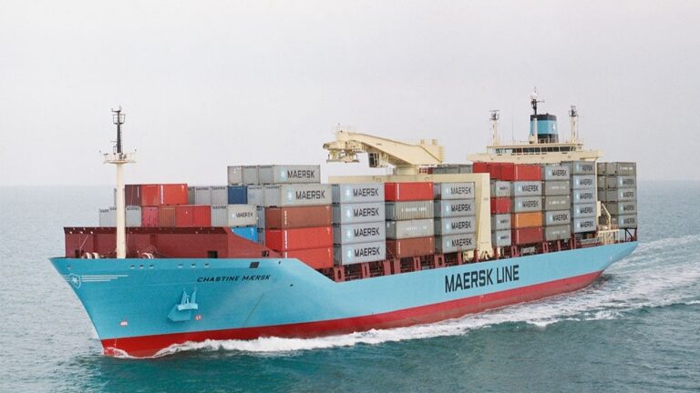 Najväčší prepravca lodných kontajnerov na svete Maersk hlási 90 % prepad zisku za minulý rok. Dánsky gigant sa rozhodol zrušiť plánované odkupy svojich akcií. Firma varovala, že nadmerná kapacita v kontajnerovej preprave bude mať negatívny vplyv na ich zisky aj tento rok, a to aj napriek pokusu o zvýšenie sadzieb za prepravu v dôsledku problémov v Červenom mori.