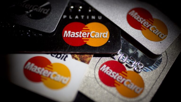Spoločnosť MasterCard oznámila výsledky. Upravený EPS bol 3,18 USD, čo je viac než odhadovaných 3,08 USD. Avšak čistý zisk vo výške 2,79 miliardy USD zaostal za očakávaniami. Prevádzkové náklady výrazne vzrástli o 21 % na 3,18 miliardy USD.