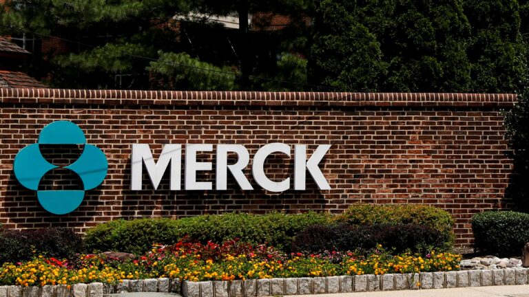 Tržby americkej biofarmaceutickej spoločnosti Merck za štvrtý štvrťrok stúpli o 6 % na 14,6 miliardy USD, v porovnaní s predpokladmi vo výške 14,5 miliardy USD. Firma tiež odhalila silný výhľad. Akcie si dnes v rozšírenom obchodovaní pripisujú 4,6 %.