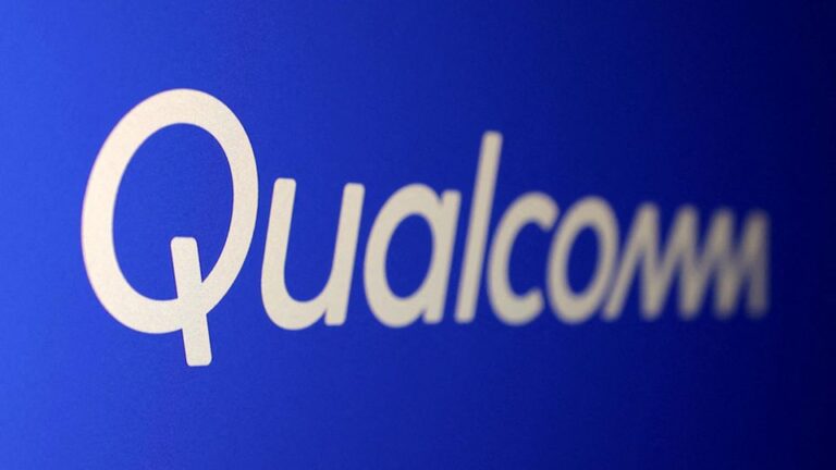 Akcie Qualcomm stúpli takmer o 2 % po tom, čo prekonala odhady ziskov za prvý štvrťrok. Firma dosiahla tržby 9,92 miliardy USD a upravený zisk 2,75 USD na akciu. Investori vyzdvihujú rast AI spoločnosti Qualcomm naprieč sektormi.