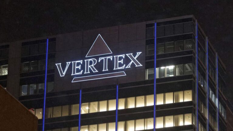 Biotechnologická spoločnosť Vertex Pharmaceuticals vykázal vo 4. štvrťroku tržby na úrovni 2,52 miliardy USD, čo predstavuje takmer 10 % medziročný rast. Za celý rok 2023 dosiahla firma tržby 9,87 a pre rok 2024 predpovedá tržby na úrovni 10,55 až 10,75 miliardy USD.