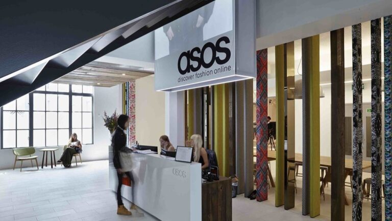 Britský online maloobchod ASOS zaznamenal 18 % pokles tržieb. Manažment však oznámil, že je nadšený výkonom nových kolekcií a naznačil, že sa firma stále drží stanoveného cieľa znižovania poklesu tržieb.
