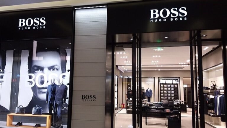 Nemecký výrobca módy a parfumov Hugo Boss zaznamenal v minulom roku výrazný nárast zisku o viac ako pätinu, pričom ho podporili rekordné tržby. Čistý zisk za rok 2023 dosiahol 258 miliónov EUR. Tento rok však manažment očakáva slabší rast.