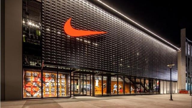 Americký výrobca športového oblečenia Nike znižuje výrobu aby ušetril náklady. Firma tak pokračuje v plánovaných úsporách, ktoré zahŕňajú zníženie produkcie, prepustenie zamestnancov a obmedzenie neziskových  produktov.