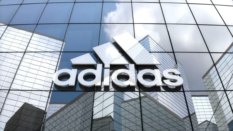 Nemecký športový koncern Adidas vykázal vôbec prvú celoročnú stratu za viac ako 30 rokov. Prevádzkovateľ športového oblečenia bojuje s nadmerným počtom zásob v Spojených štátoch amerických.