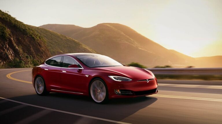 Tesla znižuje ceny. Americký výrobca elektrických vozidiel znížil ceny na viacerých dôležitých trhoch vrátane Číny a Nemecka. Cenová vojna v Číne tak pokračuje. Je to dobrý krok od spoločnosti, ktorá je jedným z najhorších akciových titulov v rámci S&P 500?
