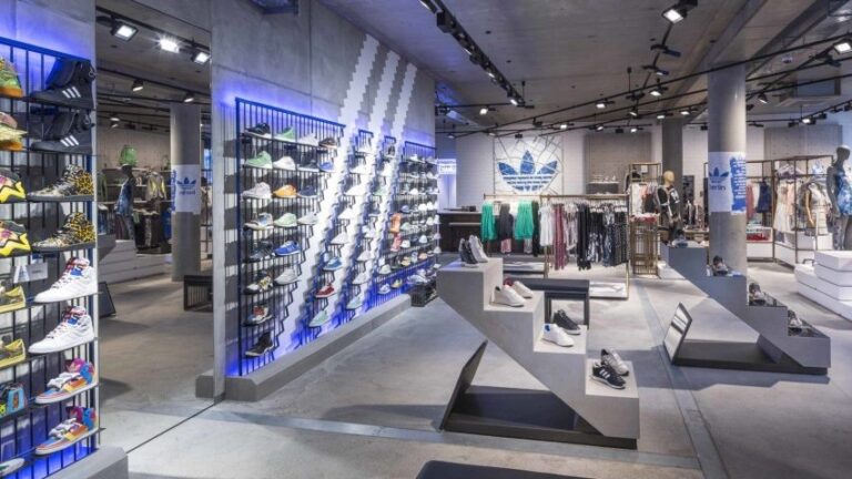 Nemecký výrobca športového oblečenia Adidas si pripisuje viac ako 6 %. Manažment firmy oznámil silný prvý kvartál a zvýšil výhľad ziskov na rok 2024. Tržby vzrástli o 4 % a mierne prekonali konsenzus Wall Street.