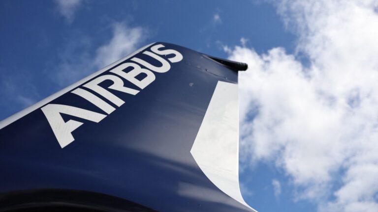 Airbus zaznamenal v 1. štvrťroku nárast tržieb aj čistého zisku. Tržby spoločnosti Airbus stúpli o 9 % na 12,83 miliardy EUR, čo je výsledkom zvýšeného objemu dodávok a zintenzívnenia výroby.