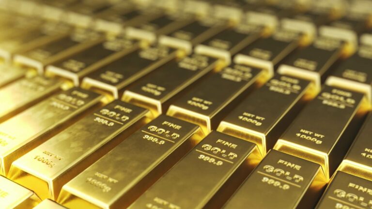 Zlato sa v súčasnosti obchoduje na rekordných úrovniach, keď nedávno cena zlata prekročila 2 300 USD za troyskú uncu. Rast ceny je podporovaný geopolitickým napätím a očakávaniami, že FED môže tento rok znížiť úrokové sadzby.