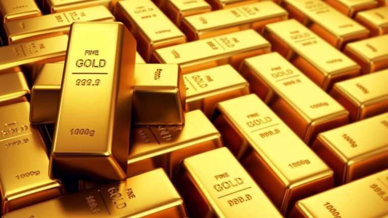 Ceny zlata lámu rekordy na pozadí globálnych ekonomických a geopolitických faktorov. Zlato prekročilo hranicu 2415 USD za trójsku uncu, čo je historické maximum.