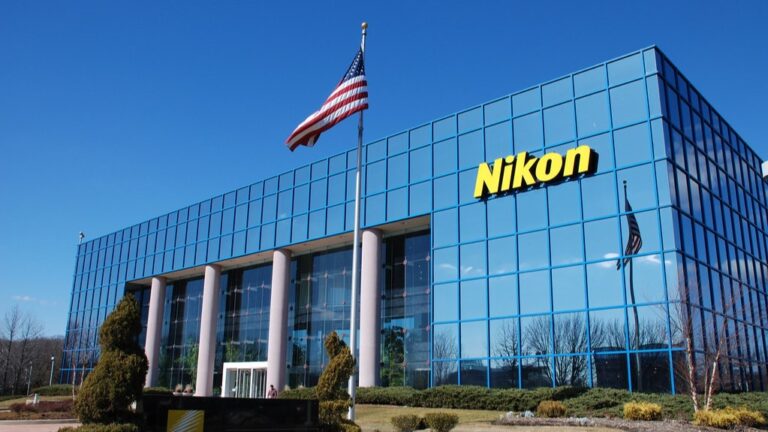 Japonský výrobca elektroniky Nikon vzrástol najviac za viac ako dekádu. Akcie firmy si pripísali takmer 11 % po správe, že Silchester International Investors prevzala podiel v japonskej spoločnosti.