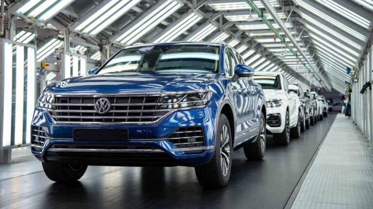 Nemecká automobilka Volkswagen čelí poklesu tržieb aj zisku v prvom štvrťroku. Komplikovaná situácia v Číne a problémy s uvedením nových modelov na trh sú kľúčovými faktormi, ktoré ovplyvnili výkonnosť skupiny Volkswagen