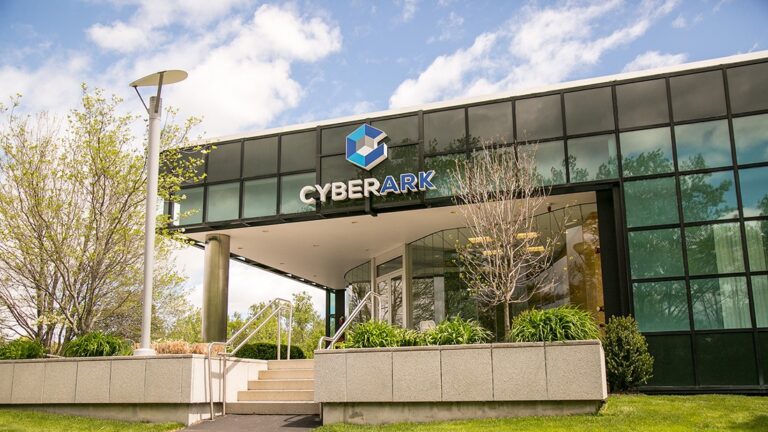 CyberArk kupuje firmu Venafi podporovanú Thoma Bravo za 1,5 miliardy USD. Venafi je kyberbezpečnostná firma zameraná na správu identít strojov, ktorá ponúka riešenia na ochranu identít od fyzických strojov až po zariadenia IoT a softvérové aplikácie.