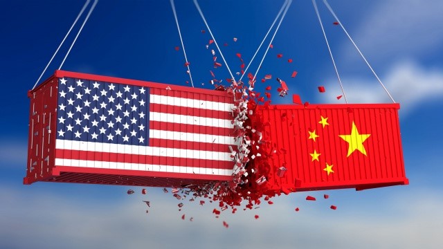 Spojené štáty a ich partneri zvažujú navýšenie a rozšírenie sankcií proti Číne. Zakročí aj proti Rusku. Čo to znamená pre globálny trh?
