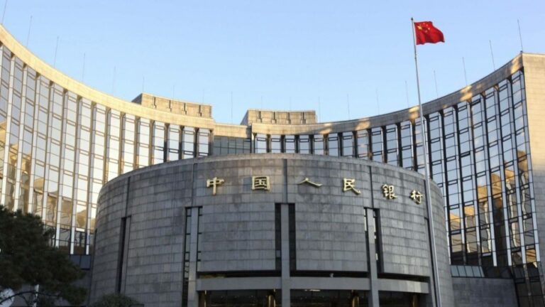 Čínska centrálna banka (PBOC) ponecháva úrokové sadzby nezmenené, zameriava sa na stabilizáciu trhu. Toto rozhodnutie prišlo po sérii nových opatrení zavedených vládou minulý týždeň.