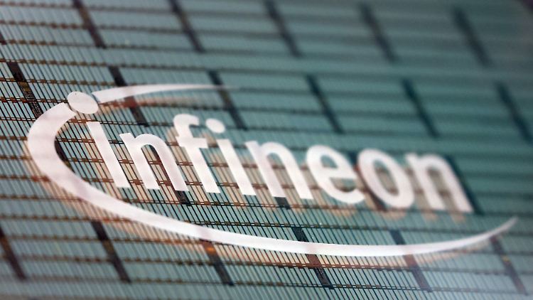 Akcie Infineon rastú o 13 % napriek tomu, že nemeckému výrobcovi čipov Infineon klesol zisk v 2. štvrťroku 2024 o viac ako polovicu na 394 miliónov EUR. Tržby sa znížili o viac ako desatinu na 3,6 miliardy EUR. Firma už druhýkrát v tomto roku zhoršila svoj výhľad.