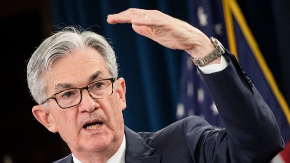 V nedávnom vyhlásení Jerome Powell, predseda Federálneho rezervného systému (Fed), naznačil, že ďalšie zvyšovanie úrokových sadzieb v USA je nepravdepodobné. Fed sa teda rozhodol ponechať svoju kľúčovú úrokovú sadzbu v pásme 5,25 % až 5,50 %.