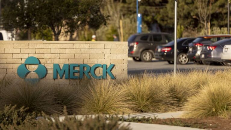 Americký farmaceutický gigant Merck sa blíži k dohode vo výške 1,3 miliardy USD za biotechnologickú spoločnosť EyeBio, ktorá sa zaoberá oftalmológiou.