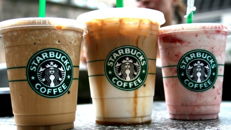 Starbucks čelí výzvam uprostred klesajúcich ziskov a tlaku na trhu. Počas druhého štvrťroka fiškálneho roka 2024 vykázala spoločnosť čistý zisk vo výške 772,4 milióna USD, čo predstavuje medziročný pokles o takmer 15 %.