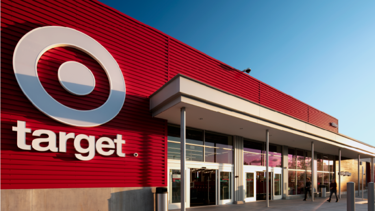 Target po vzore Walmartu zníži ceny 5000 produktov toto leto. Hlavnými dôvodmi sú narastajúca inflácia a znižujúce sa rozpočty domácností. Toto oznámenie signalizuje snahu Targetu prilákať zákazníkov, ktorí hľadajú výhodnejšie ponuky v čase ekonomických výziev.