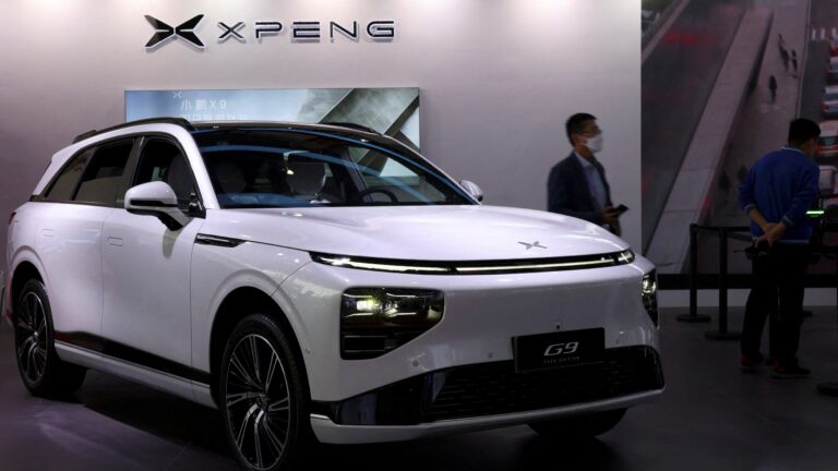 Čínsky výrobca elektromobilov Xpeng v 1. kvartáli zvýšil tržby medziročne o 62 % v prepočte na 834 miliónov EUR. Čistá strata mu klesla o dve pätiny na 174 miliónov. Firma sa usiluje o expanziu na zahraničné trhy vrátane Európy.