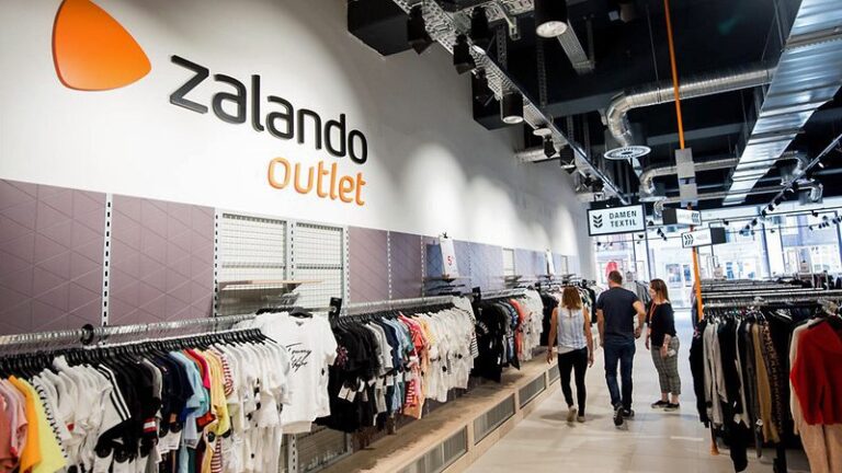 Nemecká e-commerce spoločnosť Zalando zaznamenala rast hrubého objemu predaja po troch klesajúcich kvartáloch po sebe. Zalando pridáva viac prémiových značiek, aby získalo väčší podiel na trhu, namiesto toho aby súťažil s cenami Sheinu, ktorý predáva tričká za 5 USD a topánky za 10 USD.
