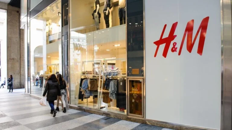 Čistý zisk odevného reťazca H&M vzrástol o viac než 50 %.  Napriek tomu však prevádzkový zisk zaostal za očakávaniami analytikov.