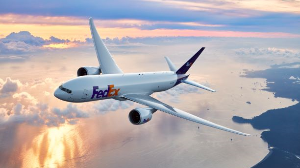 Akcie spoločnosti FedEx stúpli o 14 % po zavedení masívnych úsporných opatrení, vo výške 4 miliardy USD.