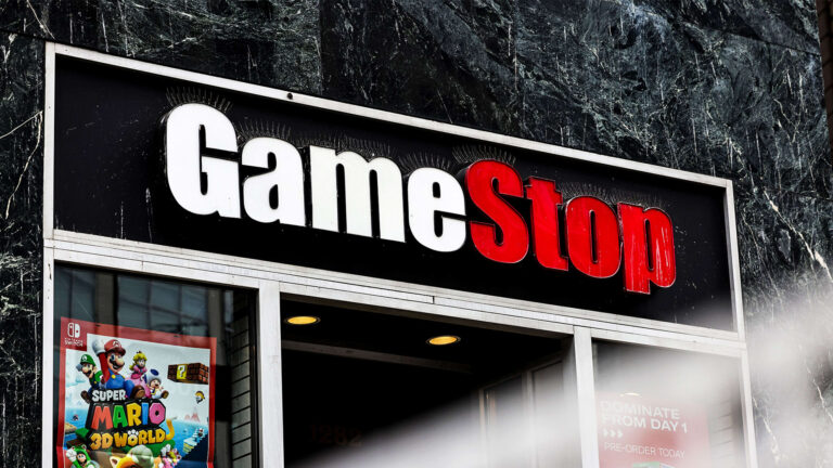 Ročné stretnutie akcionárov GameStop skončilo skôr ako začalo a akcie sa prepadli o viac ako 12 %. Očakávané ročné stretnutie neponúklo konkrétne plány na budúcnosť.