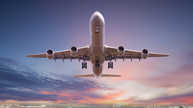 Letecký priemysel sa pripravuje na rok 2024 s optimistickými očakávaniami. Letecký firmy očakávajú rekordný zisk.