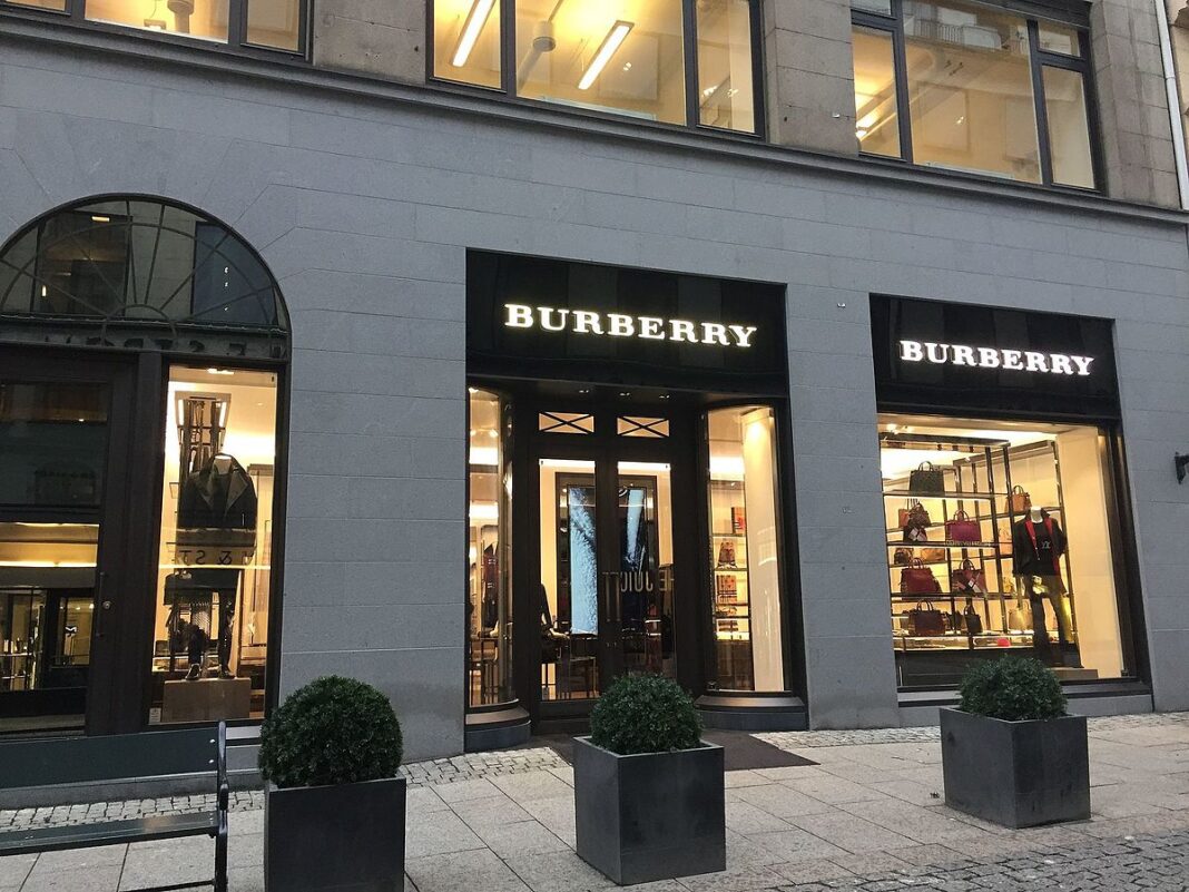 Burberry v kríze: Výmena CEO a pozastavenie dividend