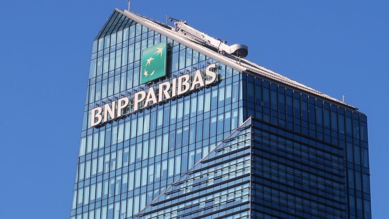 Francúzska banka BNP Paribas dosiahla historický zisk, ktorý prekonal očakávania trhu. Čo stálo za týmto úspechom?