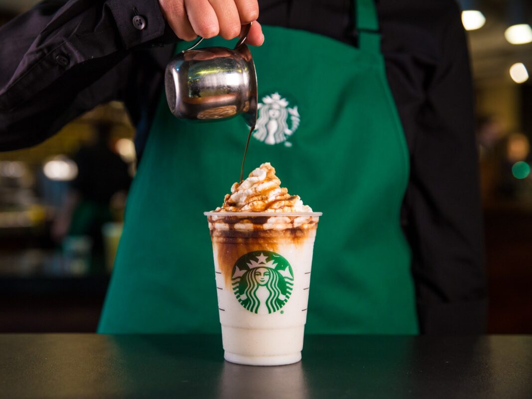 Starbucks na muške ďalšieho aktivistu, akcie rastú