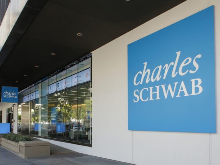 Akcie Charles Schwab vzrástli o 7 % po tom, čo spoločnosť prekonala očakávania a zlepšila výhľad tržieb.