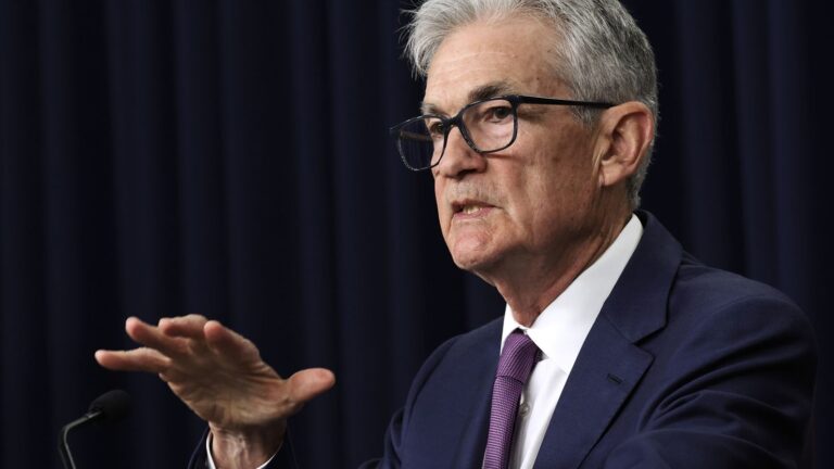 Jerome Powell: Centrálna banka (Fed) nebude čakať so znížením úrokov na 2 % infláciu. Júnová inflácia a ďalšie údaje z ekonomiky predstavujú pokrok.