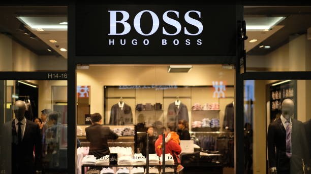 Nemecký módny koncern Hugo Boss zhoršil celoročný výhľad. Akcie módnej spoločnosti klesajú o takmer 8 %.