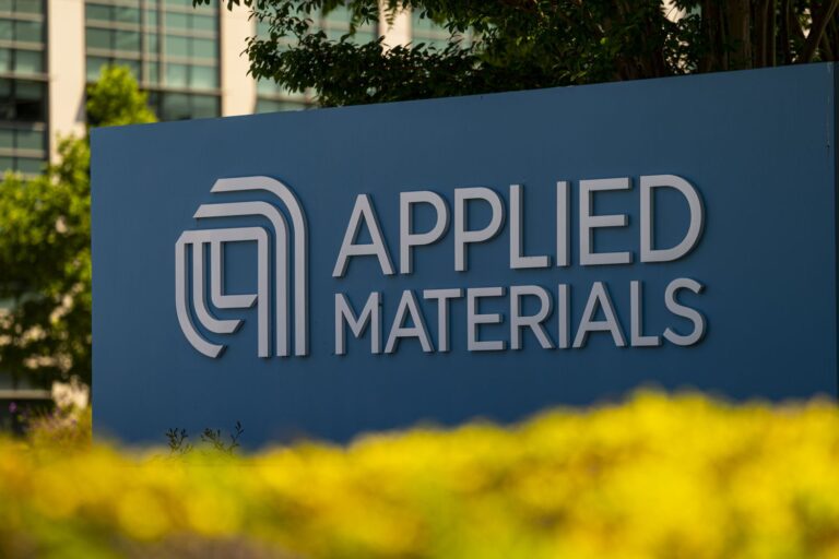 Americký výrobca zariadení na výrobu čipov Applied Materials dosahuje rekordné tržby. Konkurencia s ASML sa vyostruje.