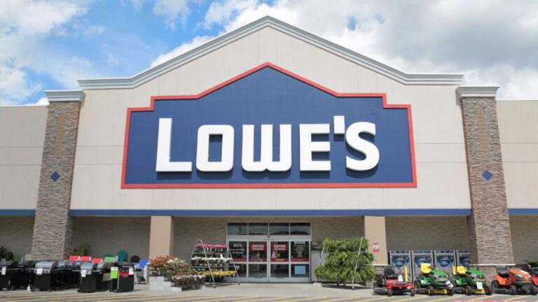 Lowe’s, jeden z najväčších predajcov domácich potrieb v USA, hlási pokles zisku a tržieb, zhoršuje prognózy na celý rok.