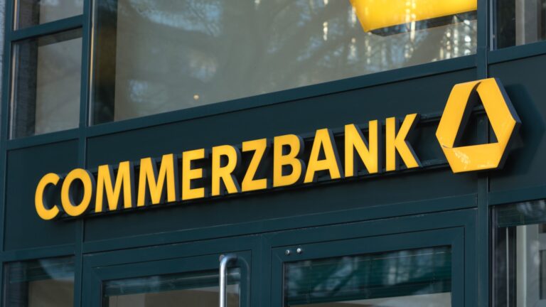 Nemecká vláda neplánuje zasahovať do možného prevzatia Commerzbank talianskou bankou UniCredit.