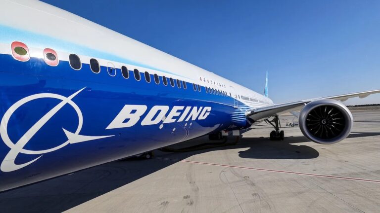 Boeing plánuje prepustiť až 10 % svojich pracovníkov, čo predstavuje tisíce zamestnancov.