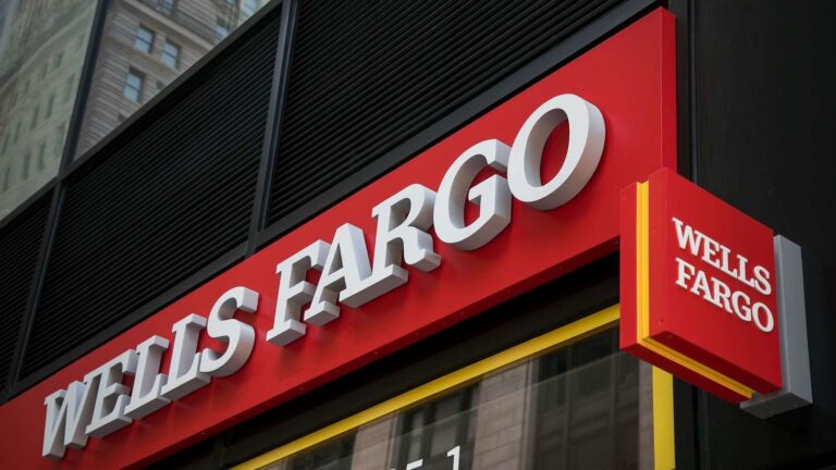 Zisk štvrtej najväčšej americkej banky Wells Fargo klesol, no prekonal očakávania Wall Street.