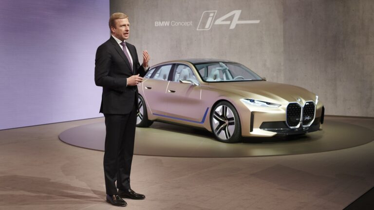 CEO BMW vyzýva EÚ na zrušenie zákazu benzínových motorov od roku 2035.