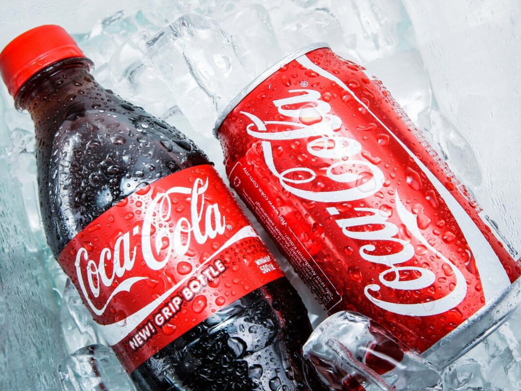 Dividendový kráľ Coca-Cola kompenzuje pokles predaja zvýšenými cenami